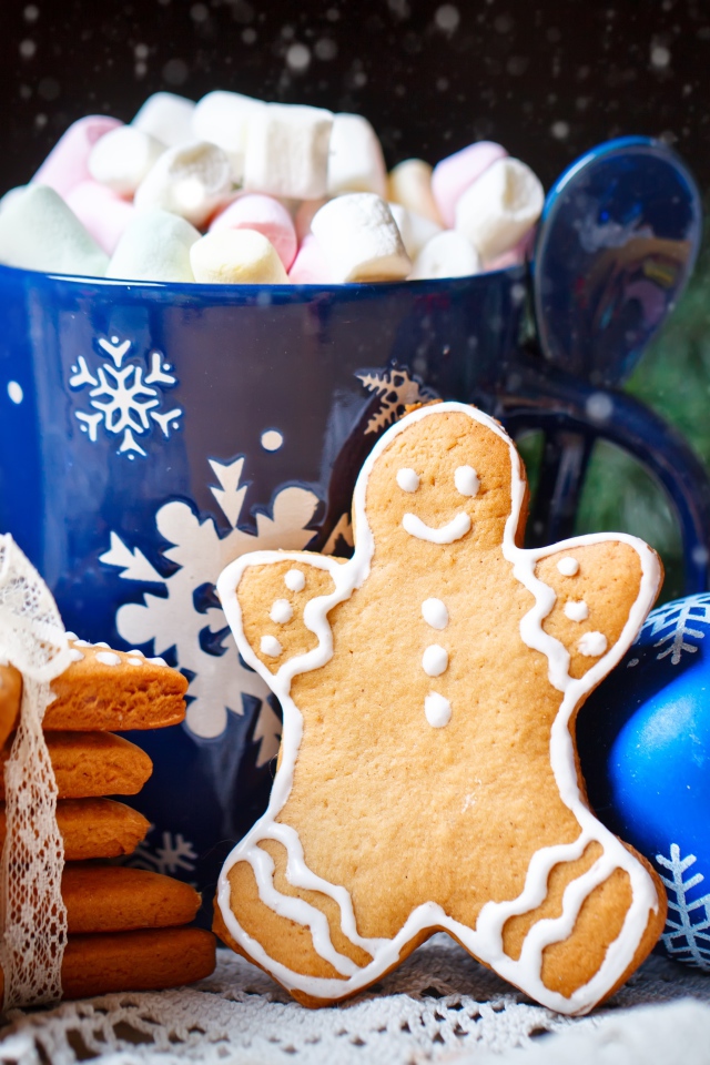 Печенье на столе с чашками и шариками на Новый год 