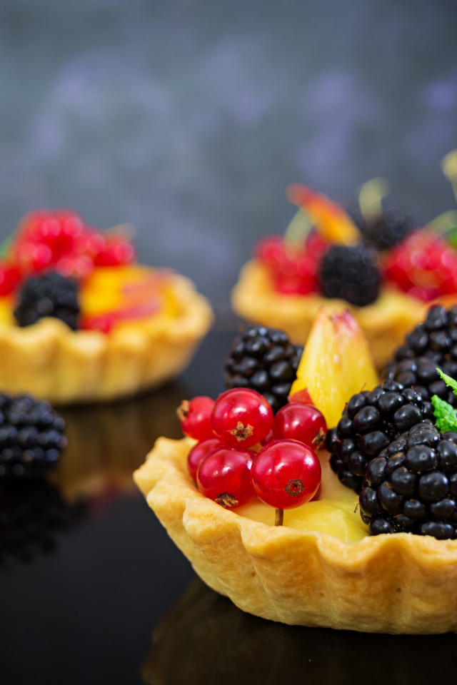 Печенье с кремом и свежими ягодами черники  и красной смородины