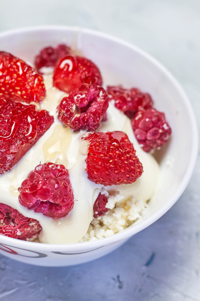 Творог со сметаной и ягодами малины