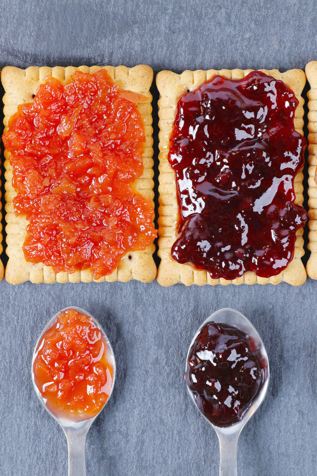 Крекеры с джемом и шоколадной пастой на столе 