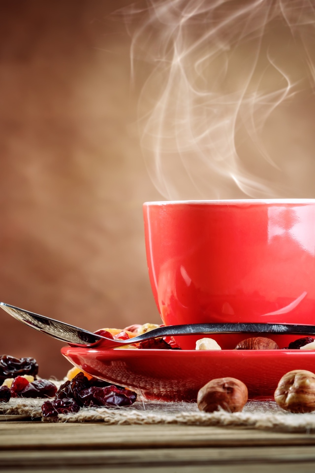 Чашка горячего кофе на столе с сухофруктами