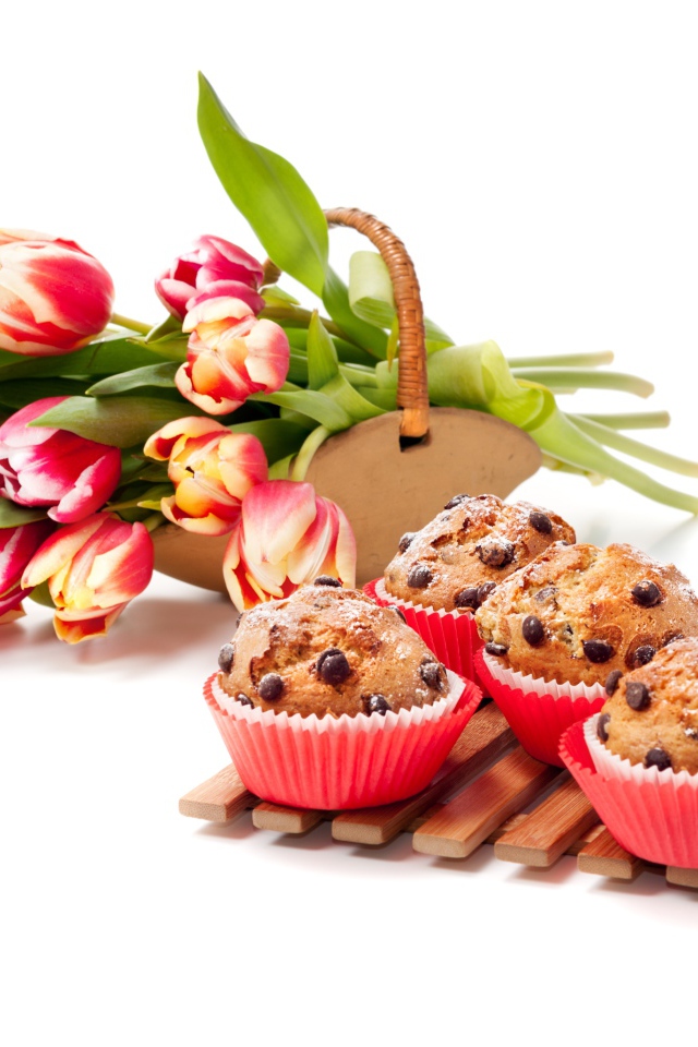 Кексы на белом фоне с букетом тюльпанов