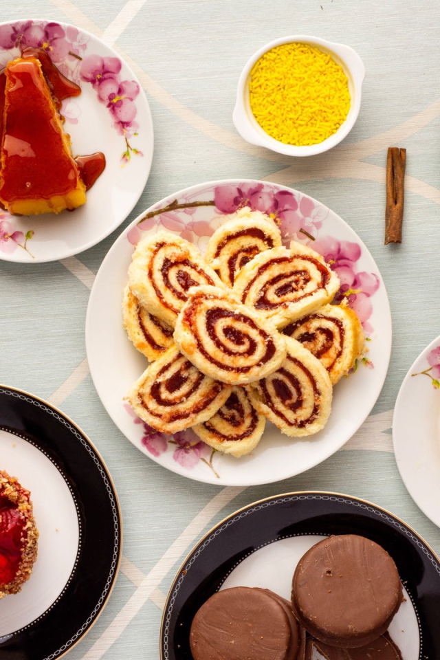 Вкусные аппетитные десерты на столе