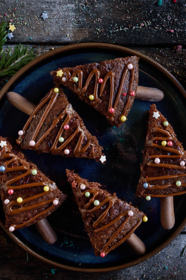Вкусное шоколадное печенье с еловыми ветками и кофе на столе