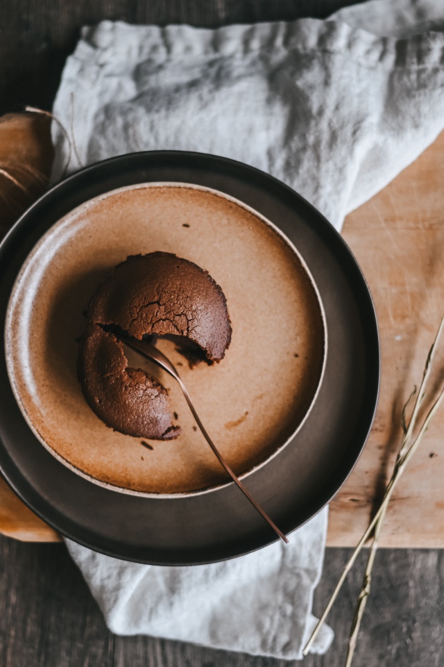 Вкусный шоколадный кекс на тарелке 