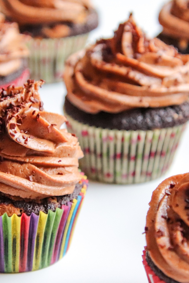 Аппетитные шоколадные кексы с кремом на праздник 