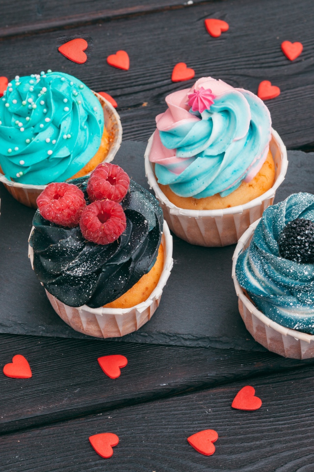 Вкусные кексы с разноцветным кремом 