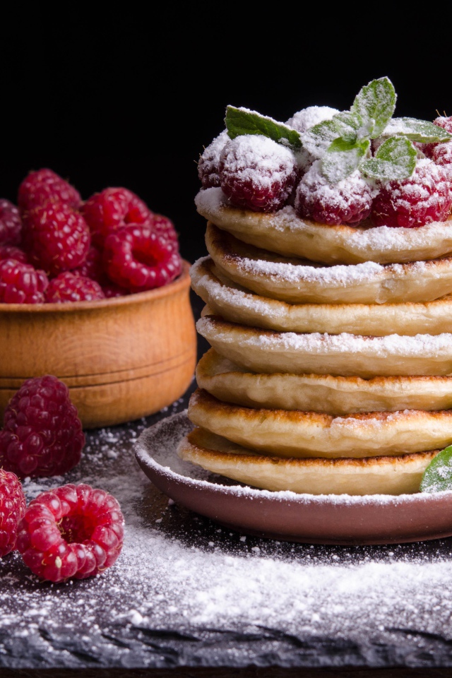 Вкусные пышные оладьи с сахарной пудрой и малиной