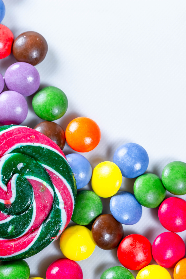 Вкусные разноцветные шоколадные конфеты в глазури 