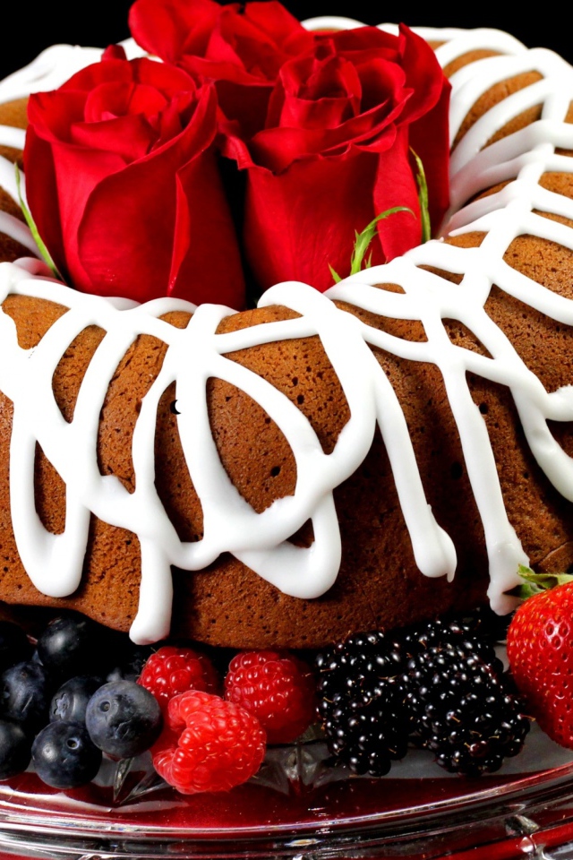 Вкусный пирог на блюде с ягодами и розами