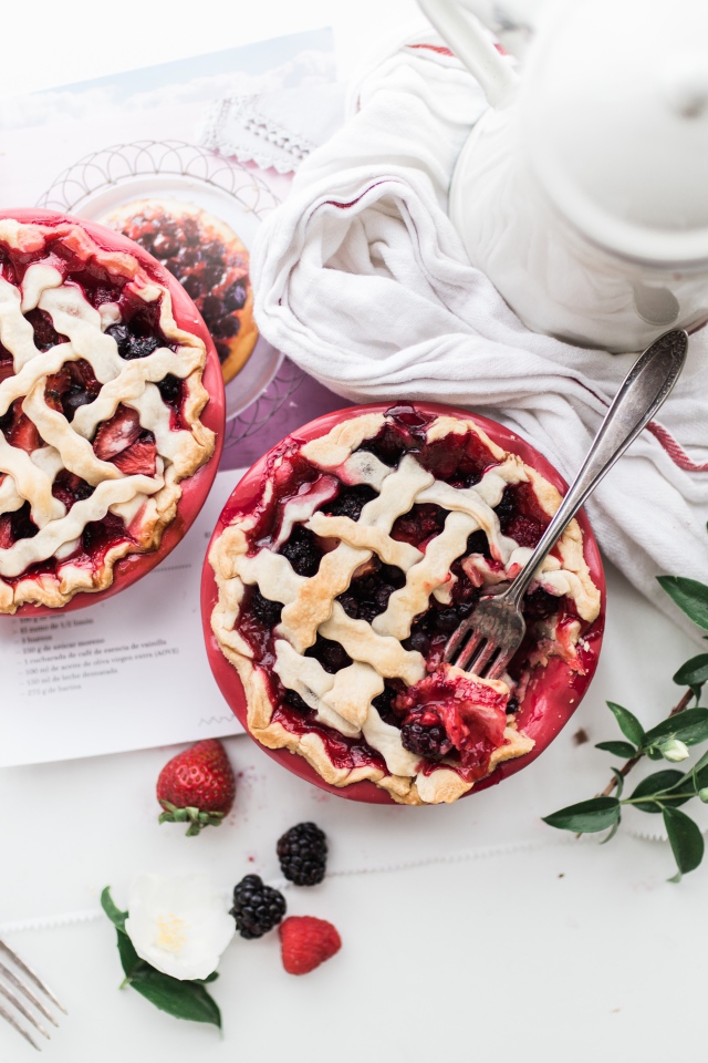 Десерт с ягодами на столе с чаем 