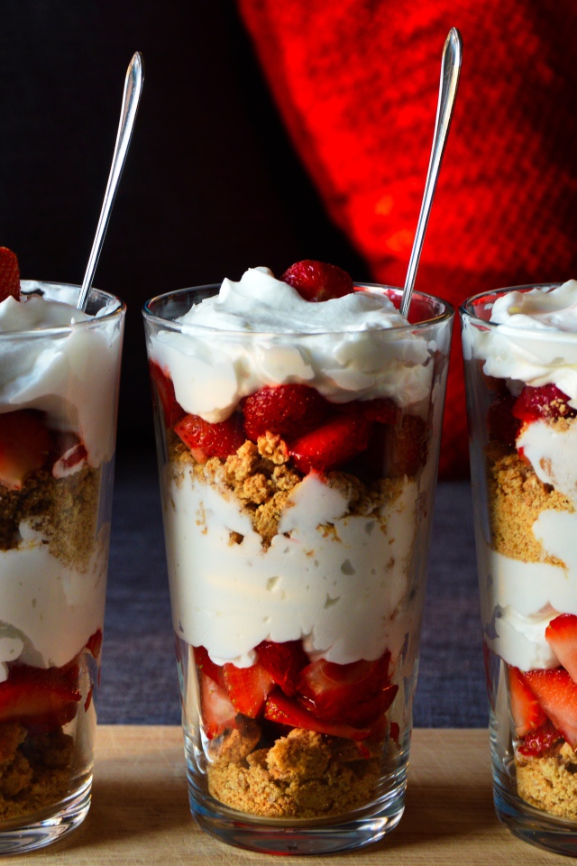 Десерт с хлопьями, ягодами клубники и йогуртом