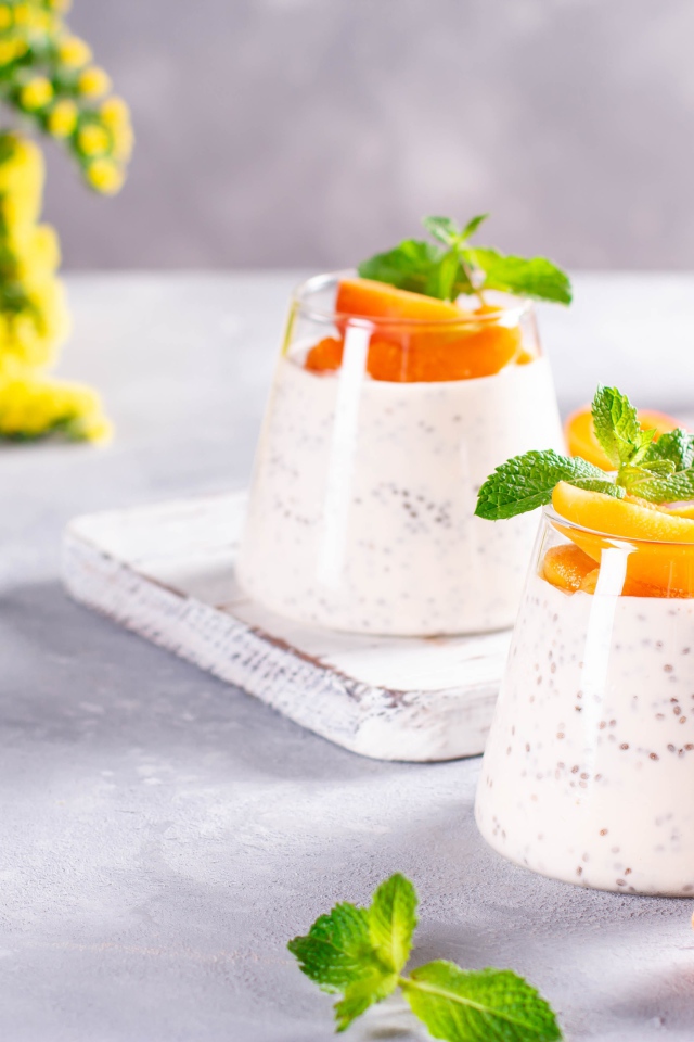 Десерт с ягодам годжи и спелыми абрикосами 