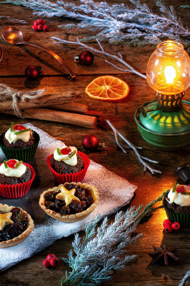 Разные кексы на столе с лампой и кофе