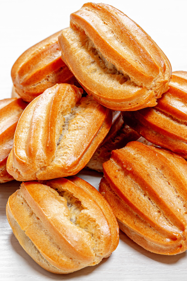 Свежие эклеры на белом фоне