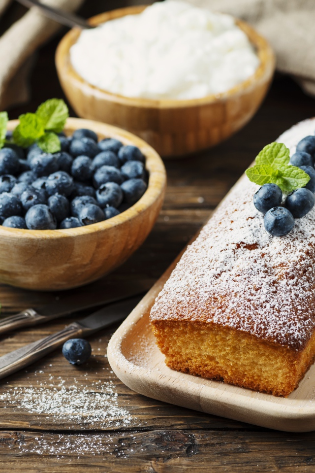 Свежий кекс с сахарной пудрой и ягодами черники