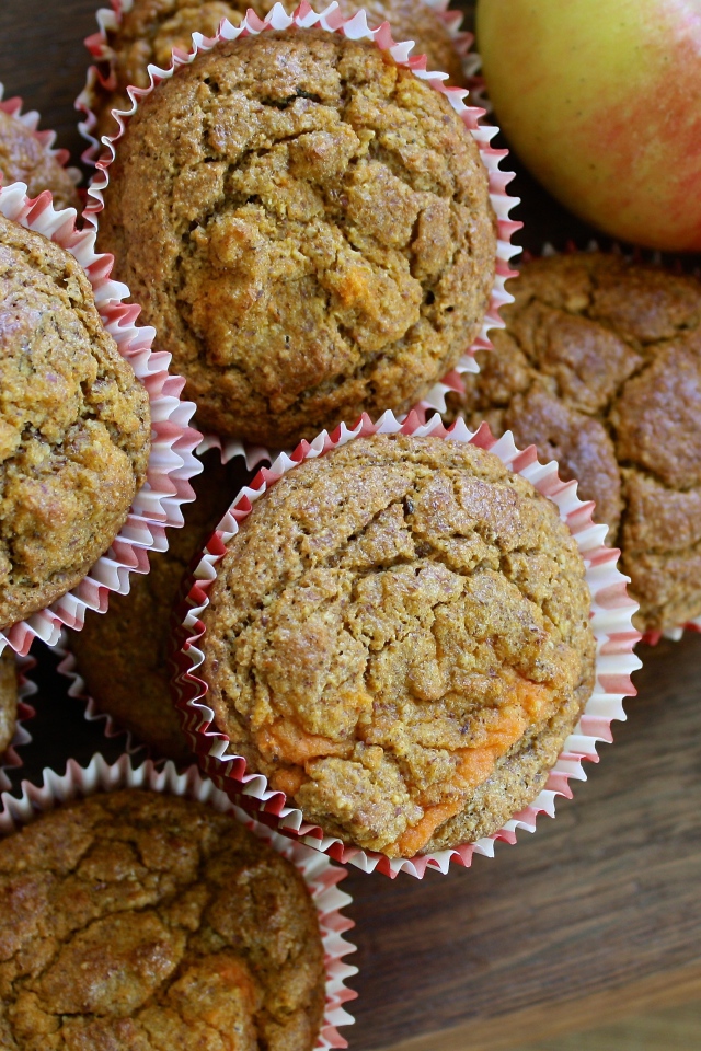 Свежие кексы на столе с яблоками