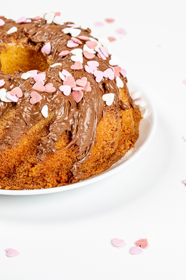 Аппетитный кекс с шоколадом и конфетами в форме сердца 