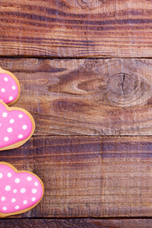 Печенье в форме сердца на деревянном столе