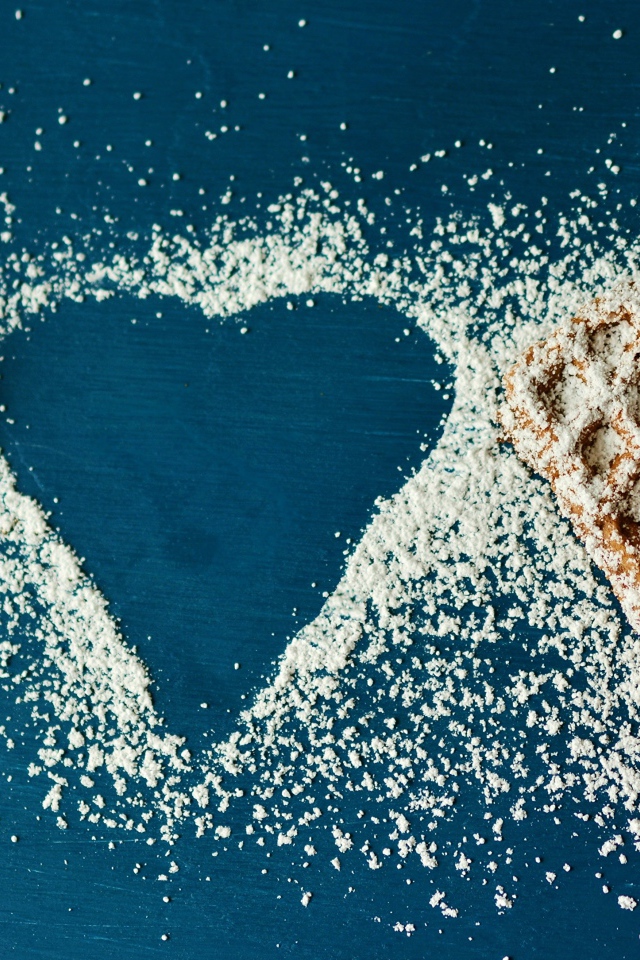 Печенье в форме сердца посыпанные сахарной пудрой