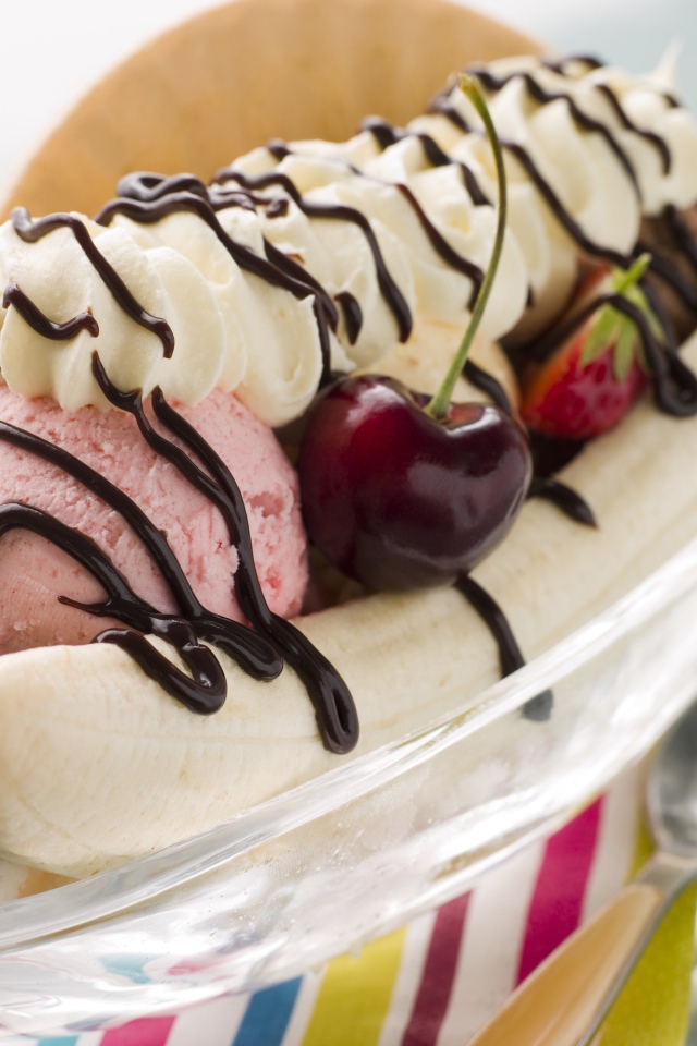 Шарики мороженого на тарелке с бананами и черешней 