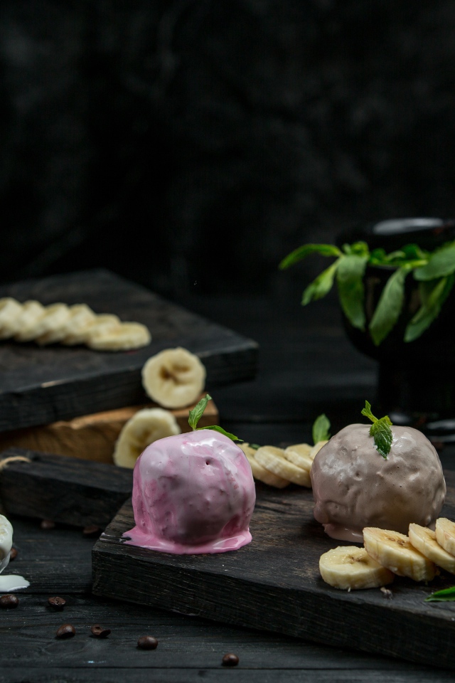 Шарики мороженого на столе с кусочками банана