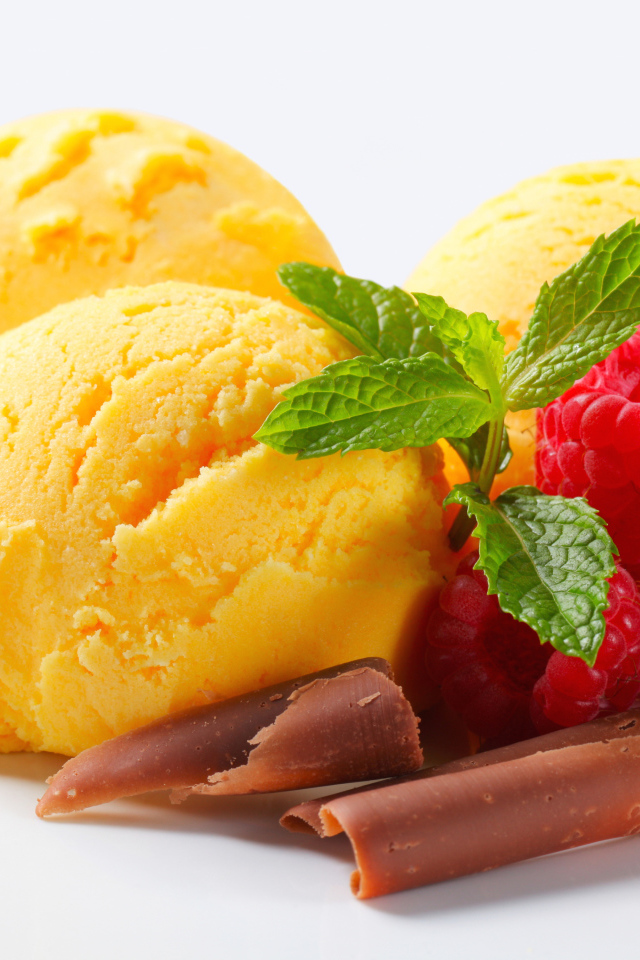 Шарики мороженого с малиной, шоколадом и мятой на белом фоне