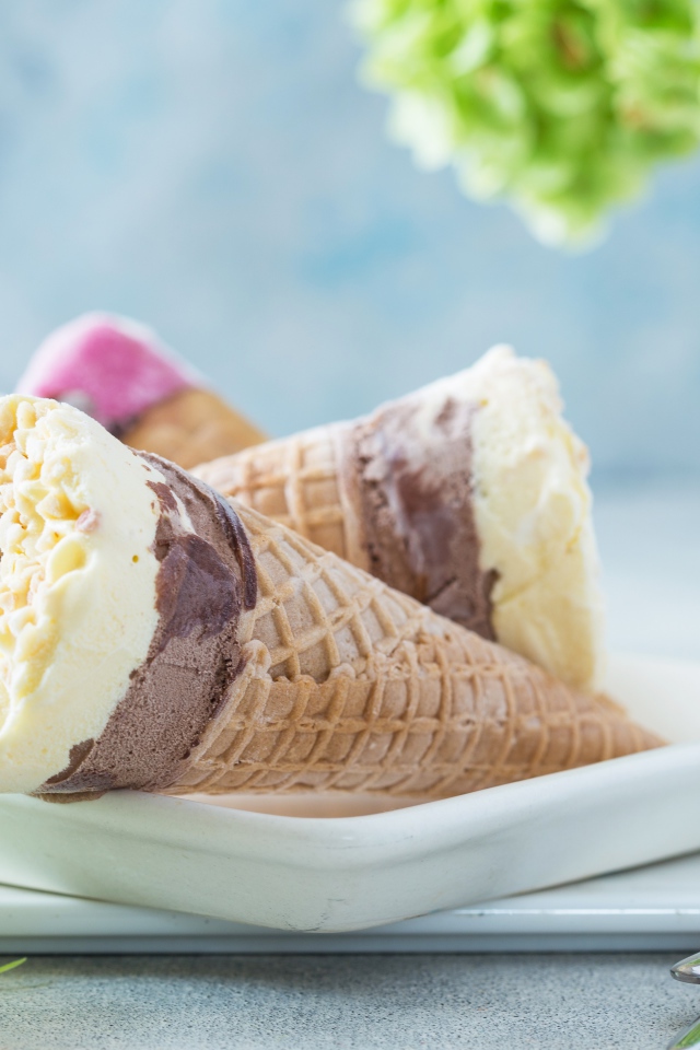 Мороженое рожок в вафельной трубочке на столе 