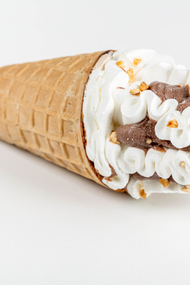 Мороженое рожок с орехами и шоколадом