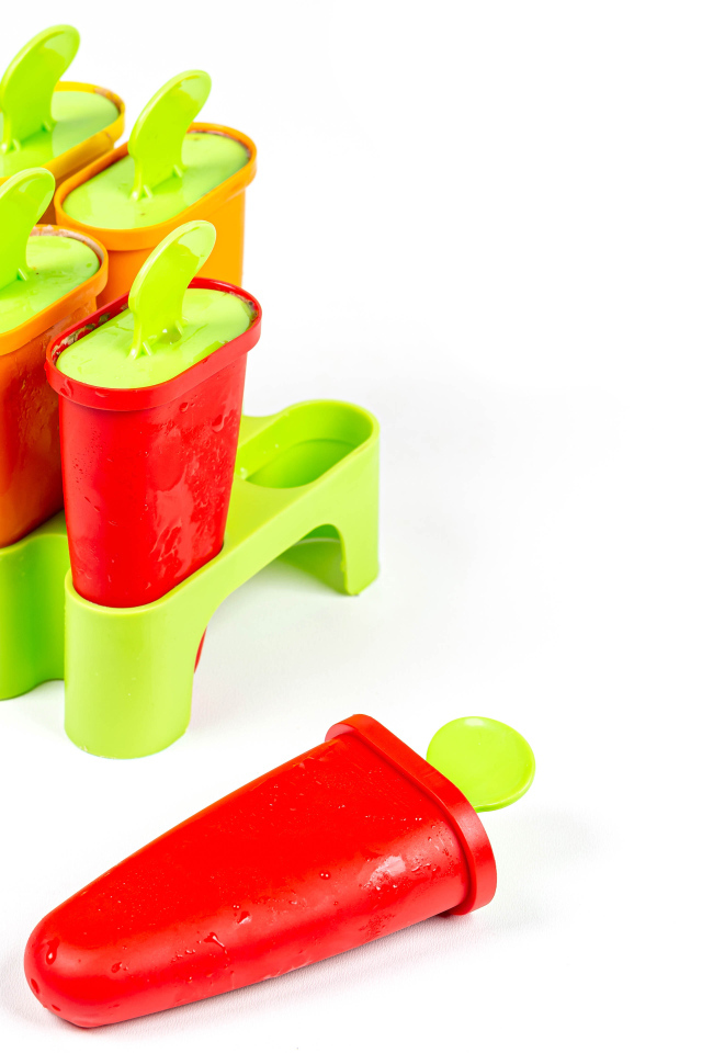 Формочки для мороженного на сером фоне