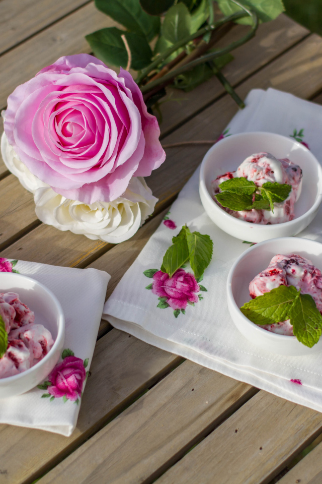 Мороженое на столе с розовой розой 