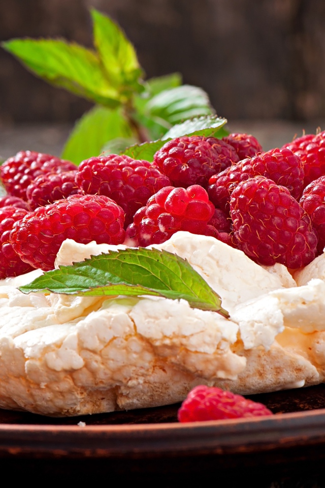 Мороженое с ягодами спелой красной малины 