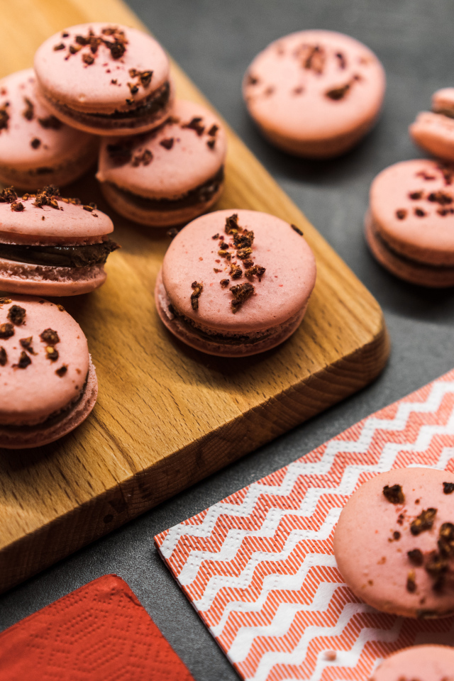 Десерт макарун на деревянной доске