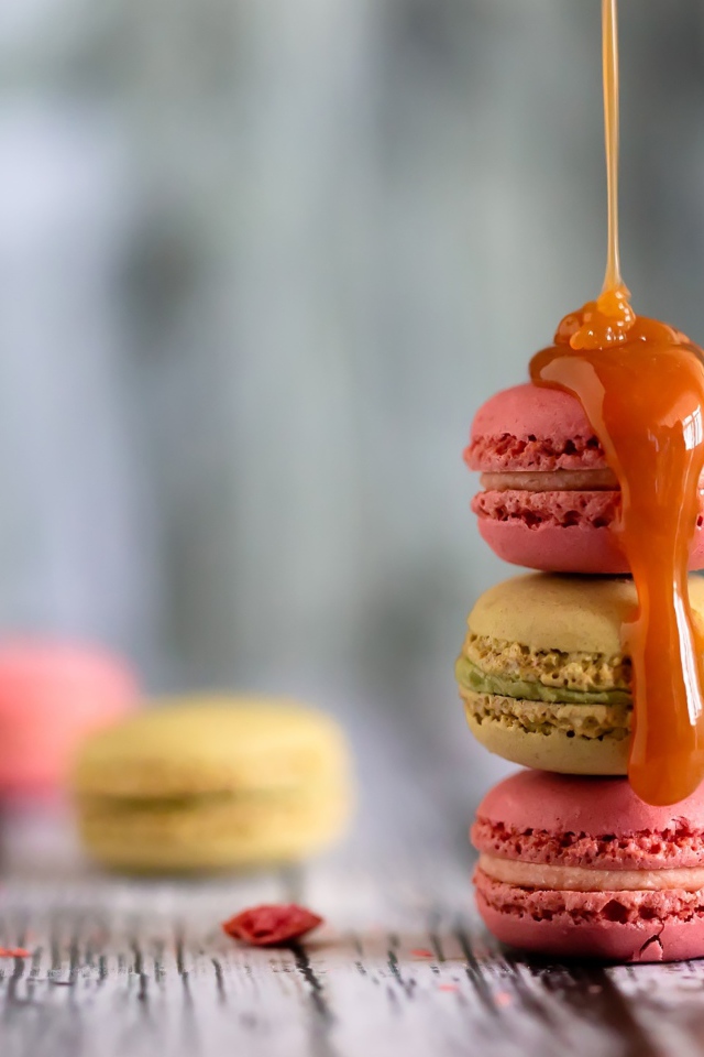 Десерт макарун с карамелью на столе