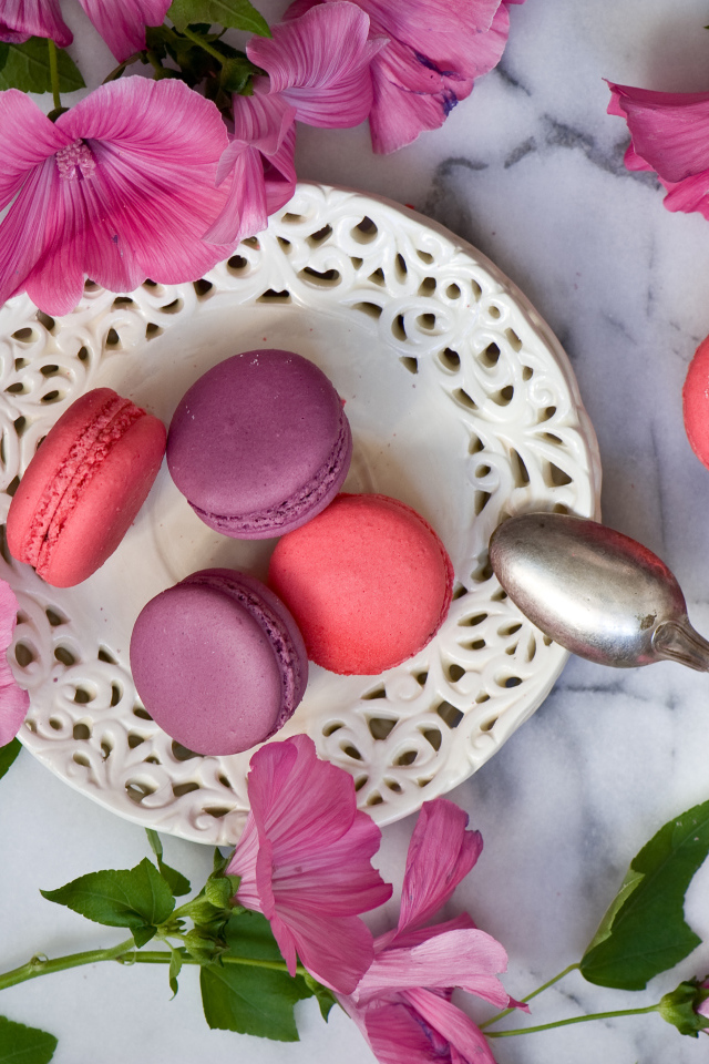 Десерт макарун с розовыми цветами мальвы