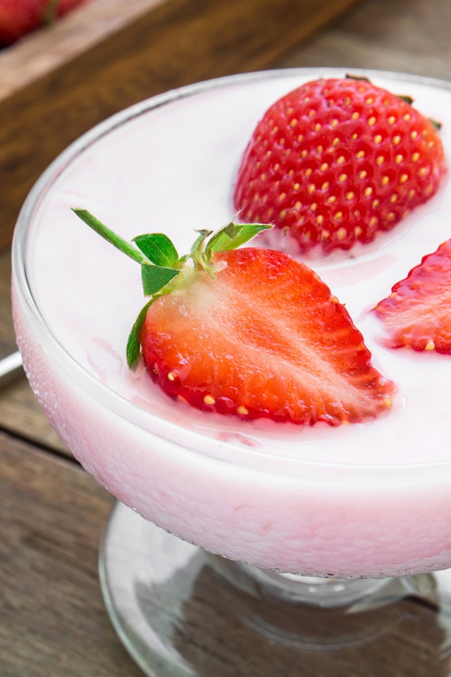 Молочный десерт в креманке с ягодами клубники