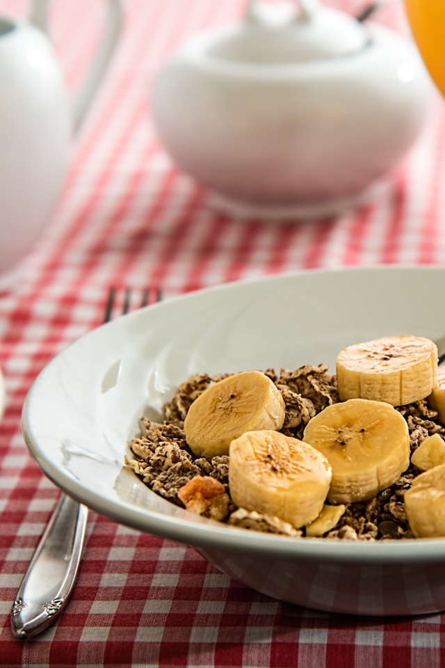 Мюсли с бананом на завтрак на столе