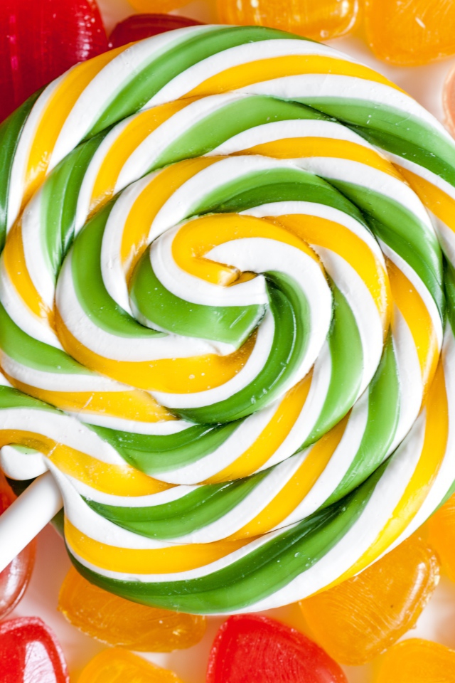 Разноцветный большой леденец на палочке крупным планом