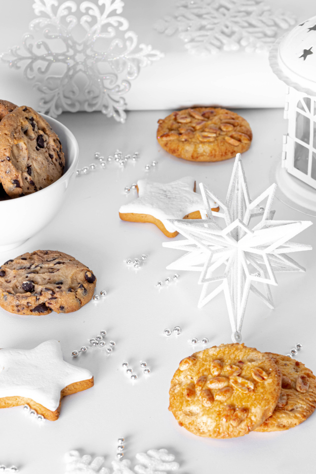 Овсяное печенье на столе с фонарем и бусами