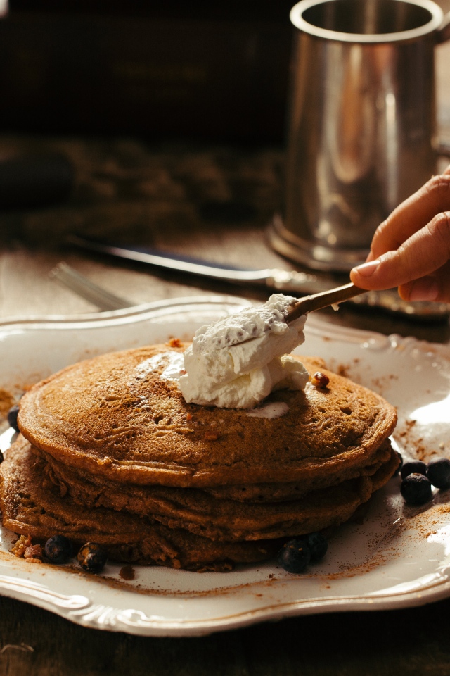 Панкейки со сливками на тарелке 