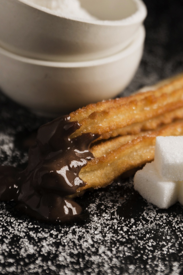 Выпечка с шоколадом на столе с сахаром