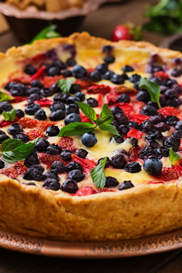 Пирог с творогом и ягодами на столе