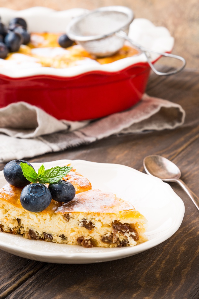 Пирог с изюмом и ягодами черники на столе