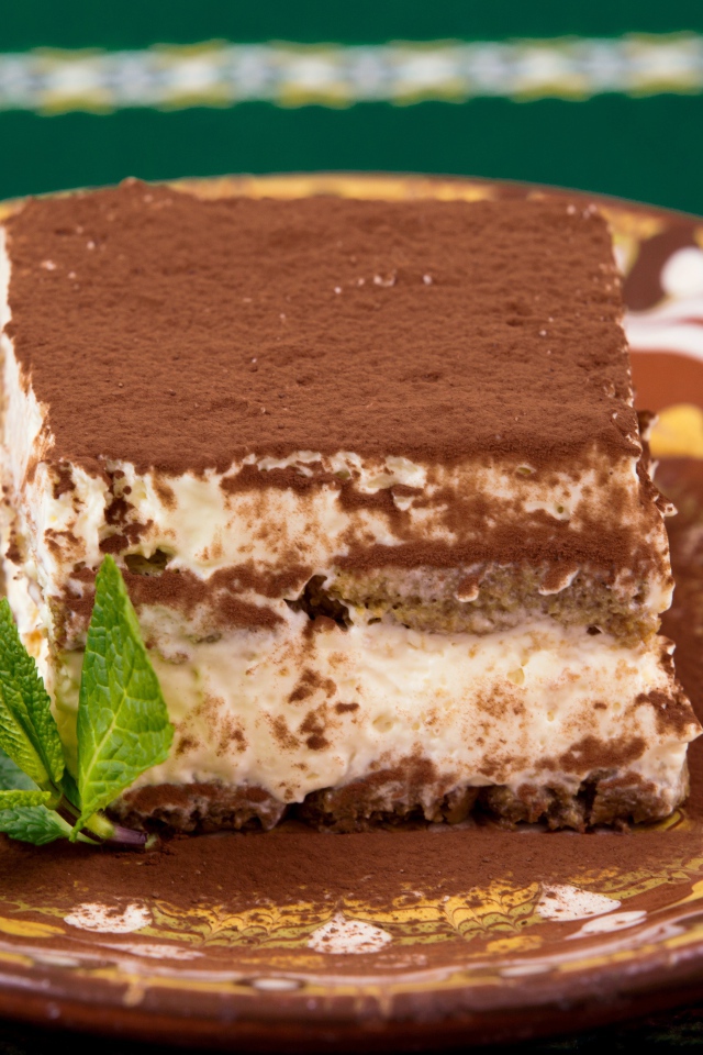 Кусок торта тирамису на тарелке 