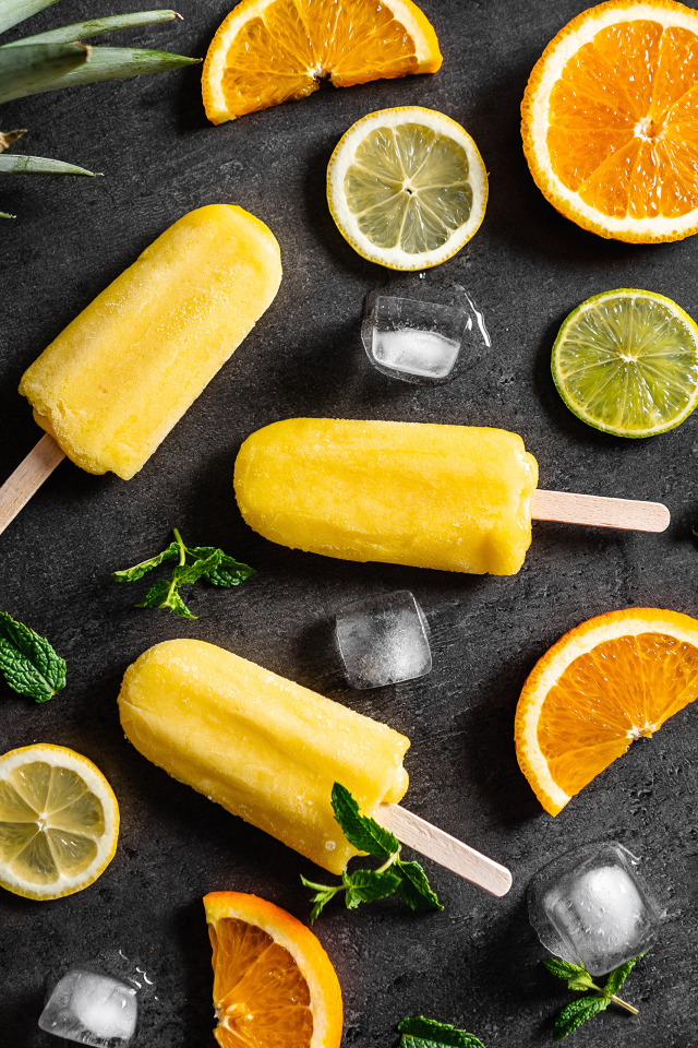 Фруктовое мороженое на сером фоне с цитрусовыми и лимоном 