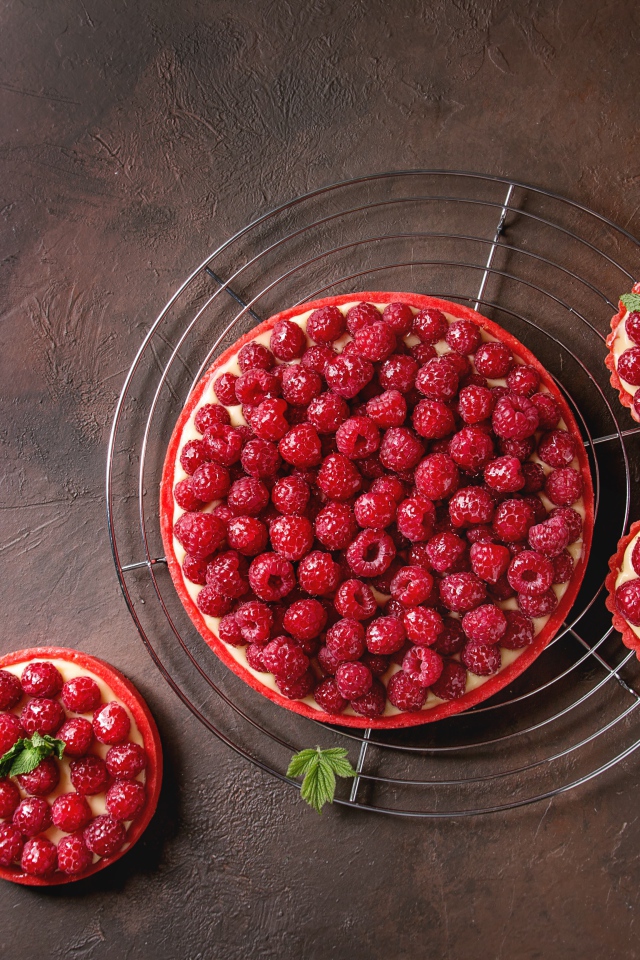 Пирог с малиной и кексы с малиной на столе 