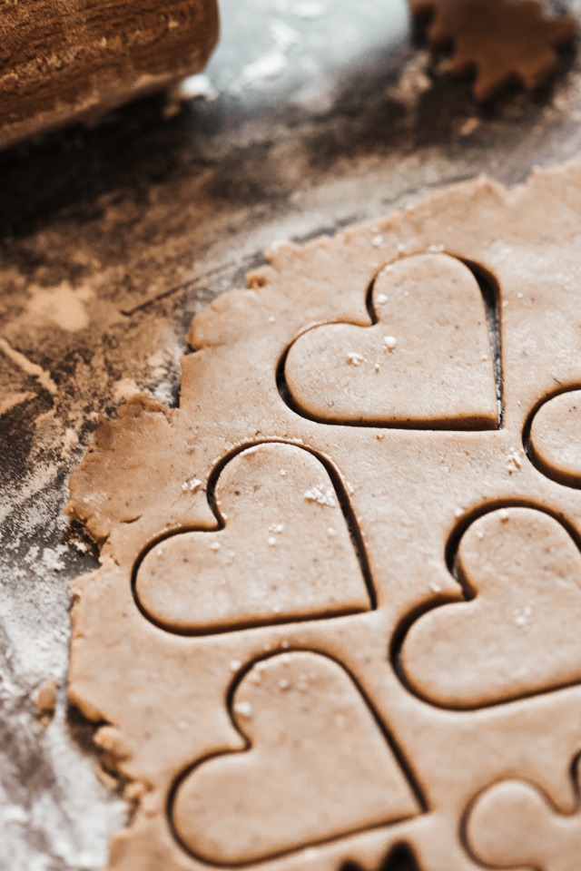 Сырое печенье в форме ангелов и сердечек