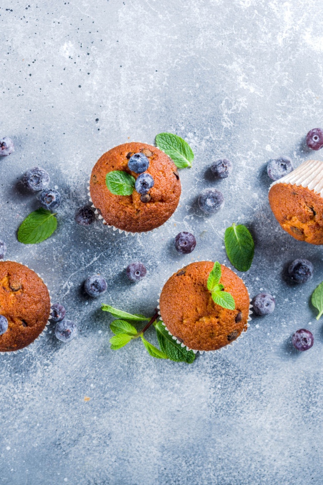 Румяные кексы на столе с ягодами черники