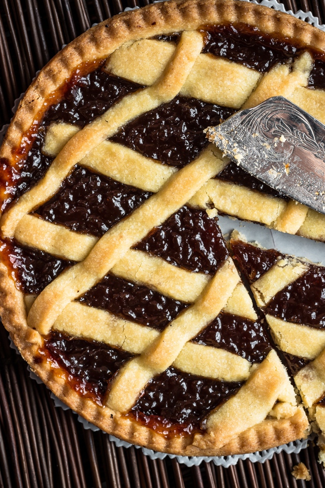 Песочный тарт с вареньем на столе 