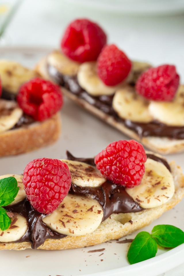 Бутерброды с шоколадом, бананами и малиной 